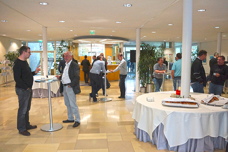 Teilnehmer beim Netzwerken im Foyer